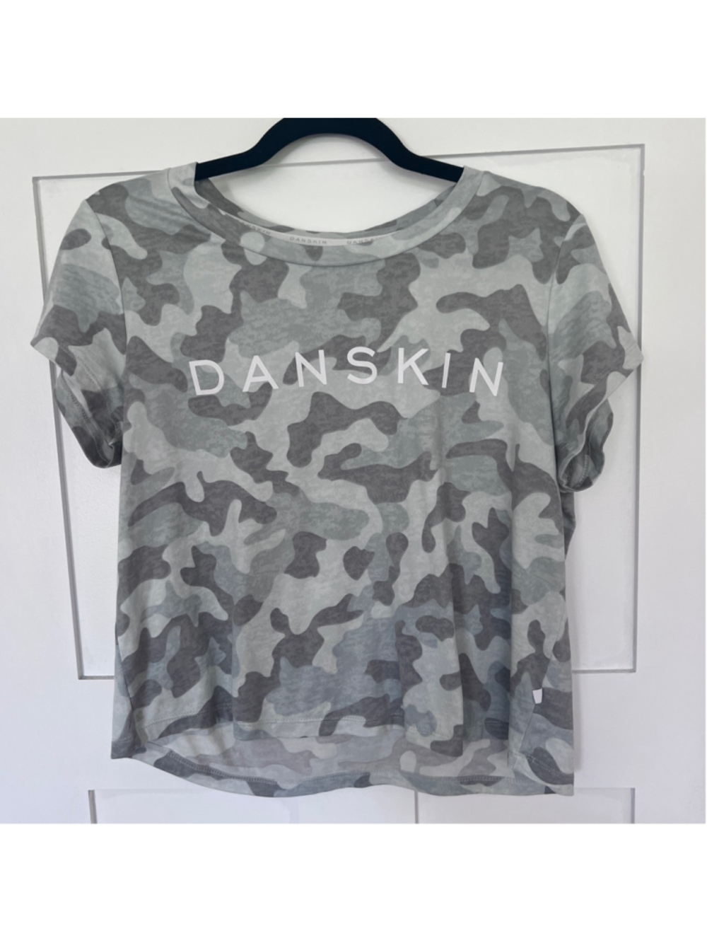 Danskin Camo Logo T-Shirt – Women's Size Large – Gray Camo Print (b2)